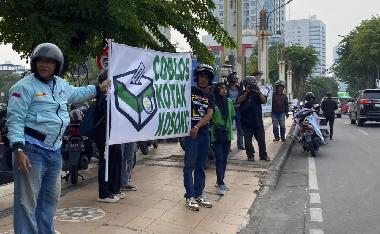 Pria Berjaket Prabowo-Gibran Sosialisasikan Kotak Kosong di Surabaya