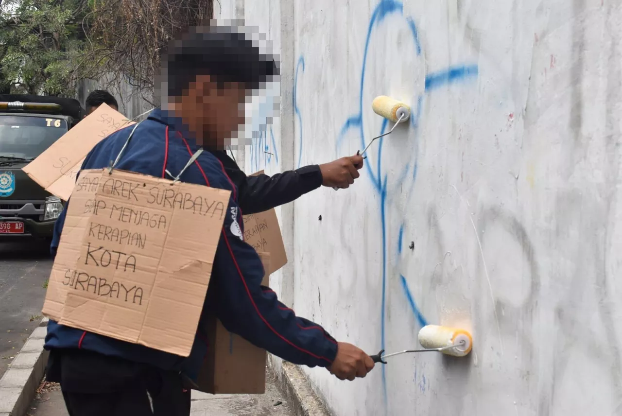 Dua Pemuda di Surabaya Tertangkap Aksi Vandalisme, Begini Hukumannya