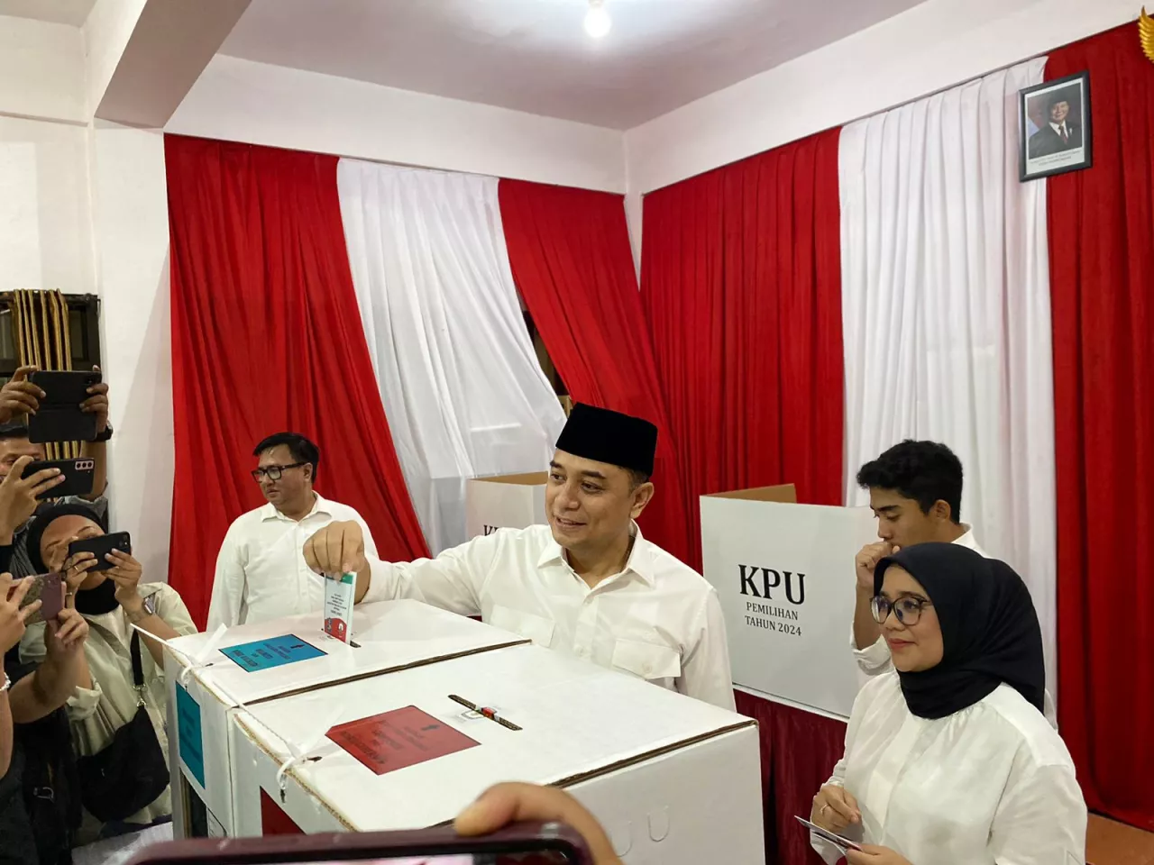 Begini Ritual Eri Cahyadi Bareng Keluarga Berangkat Nyoblos