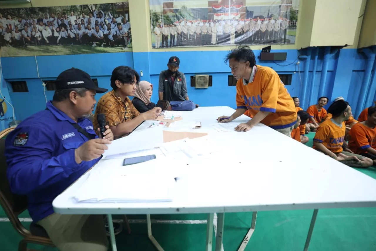 Dittahti Fasilitasi 49 Tahanan di Rutan Polda Jatim Salurkan Hak Suara