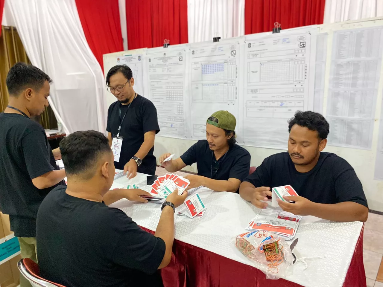 46 Suara Pilih Kotak Kosong di Tempat Eri Cahyadi Nyoblos