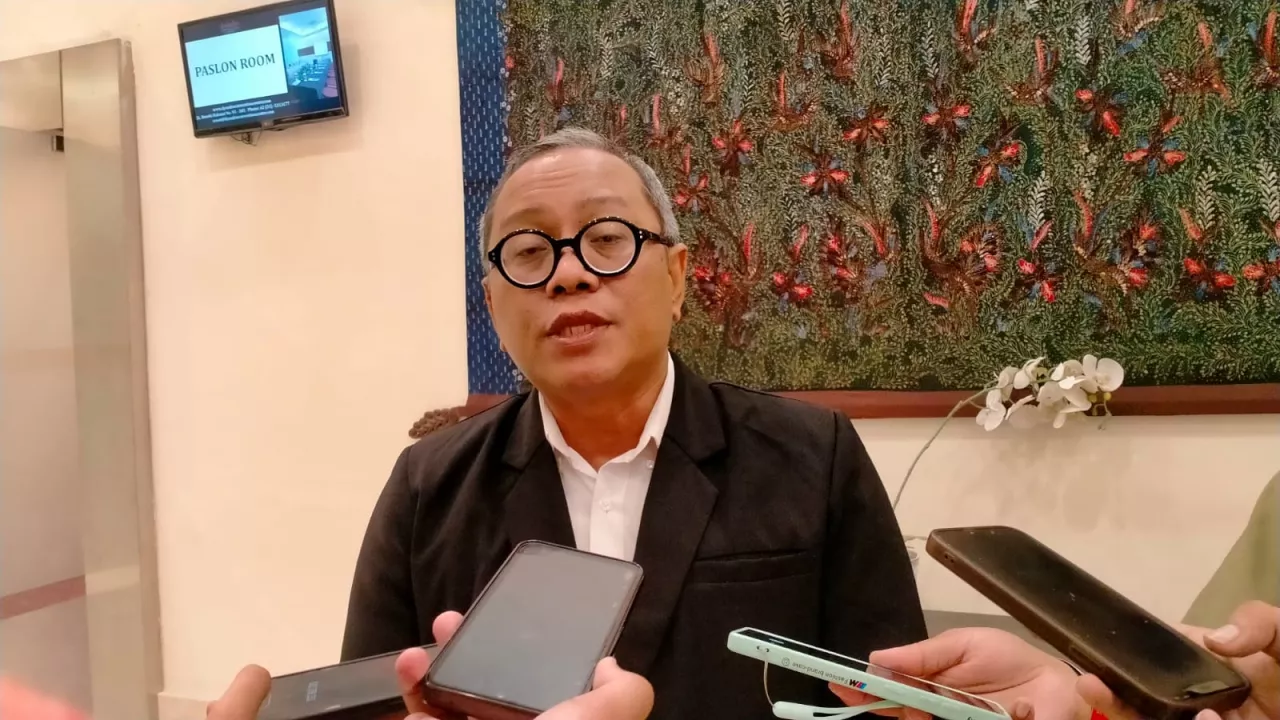 Hujan Deras Warnai Pilkada Surabaya, Petugas TPS Kesetrum hingga Tertimpa Tenda