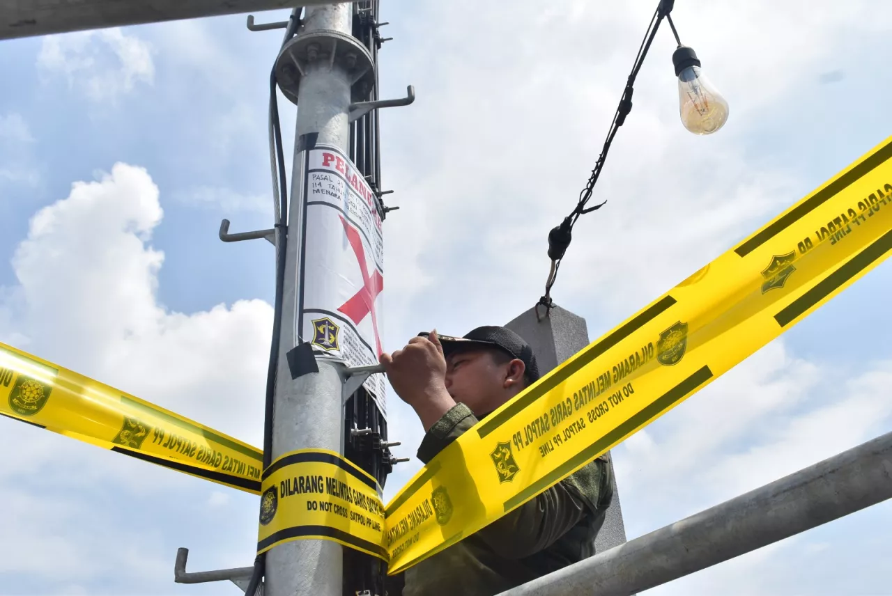 Tower Tak Berizin di Klampis, Satpol PP Surabaya Segel dan Putus Listrik