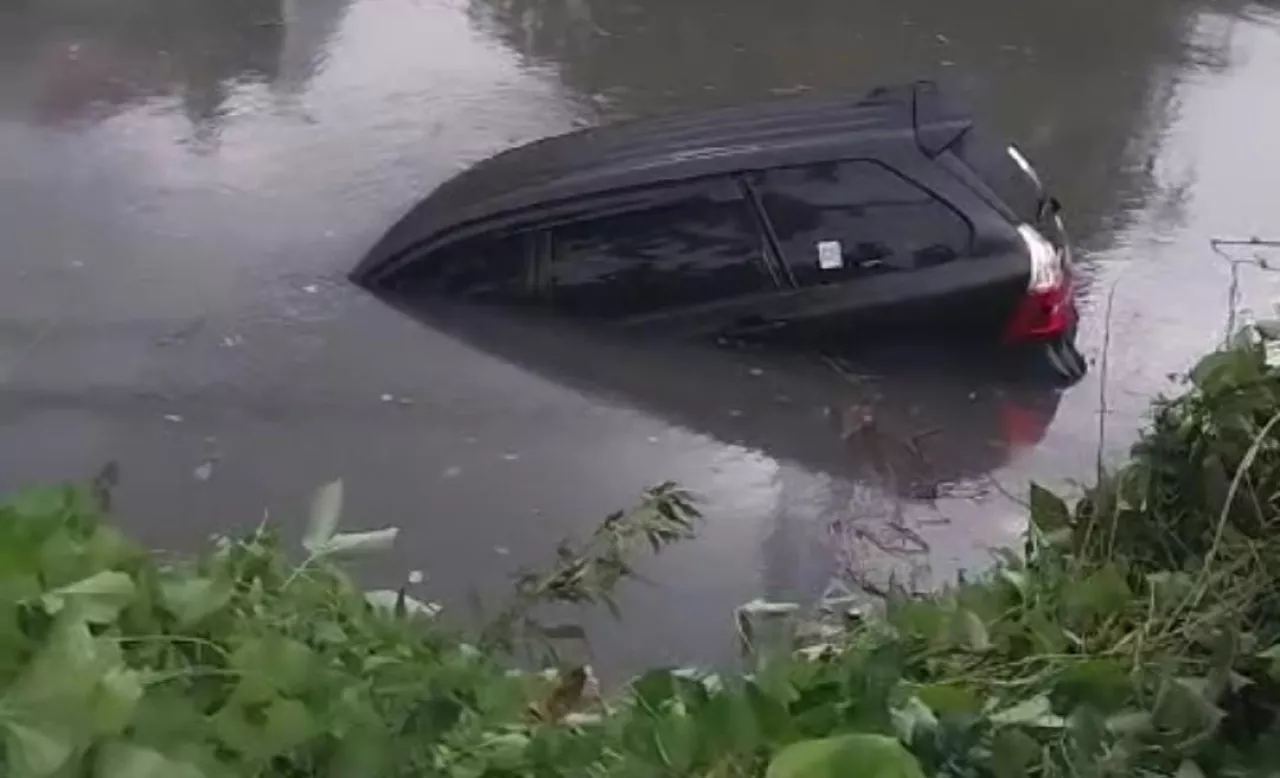 Angin Kencang di Surabaya, Innova Tercebur Sungai, Begini Kondisinya