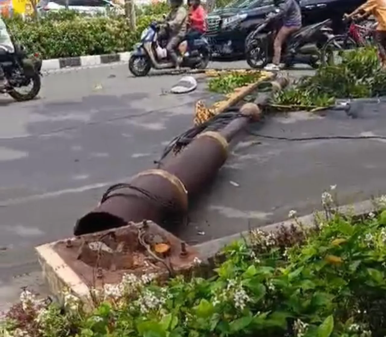 Tiang Listrik Tumbang di Merr Surabaya, Hampir Timpa Pengendara