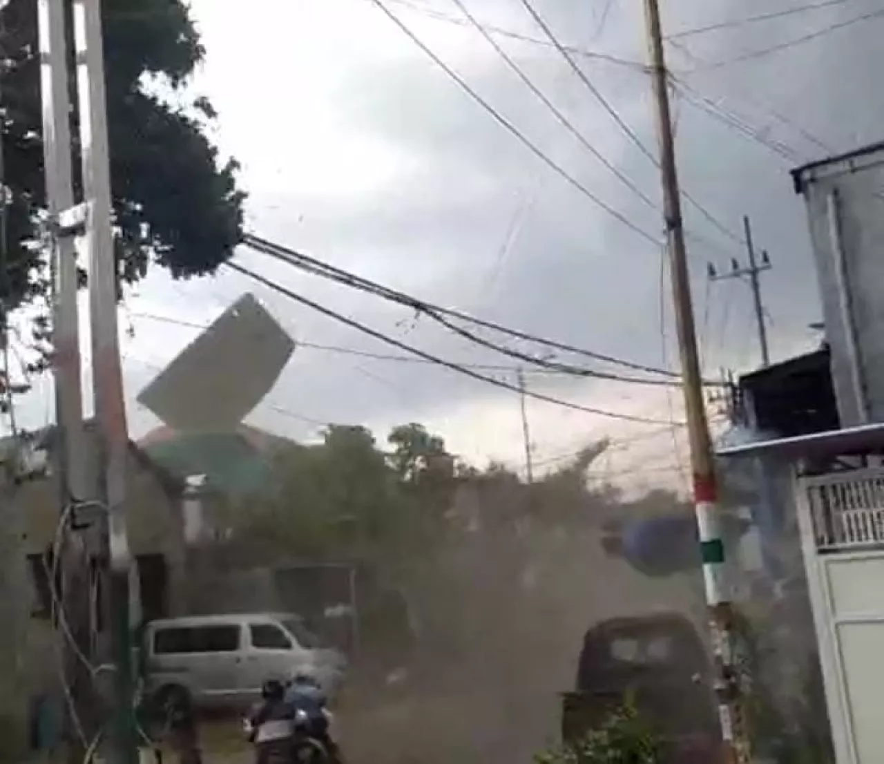 Cuaca Ekstrem, Puting Beliung Porak-porandakan Surabaya, Begini Penjelasan BMKG