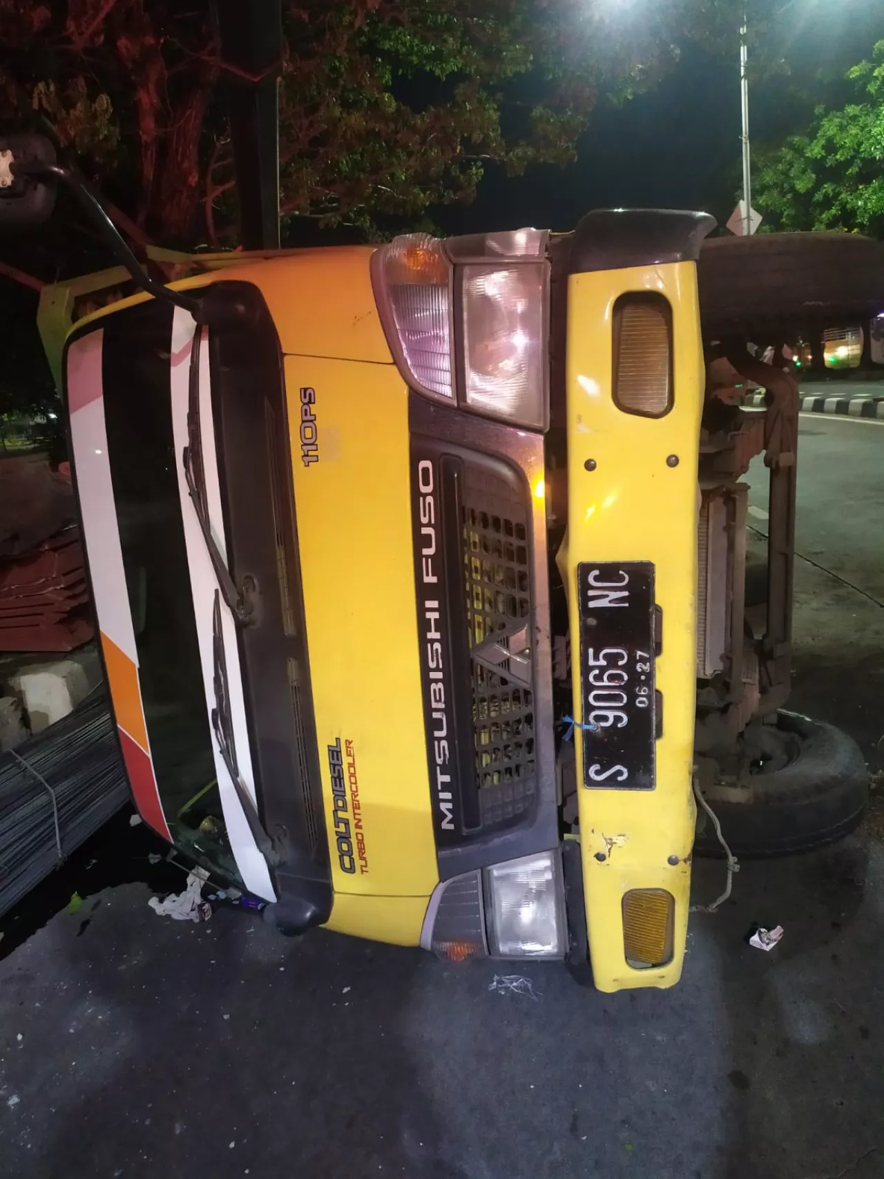 Truk Terguling di Surabaya, Sopir Mengantuk Diduga Jadi Penyebab