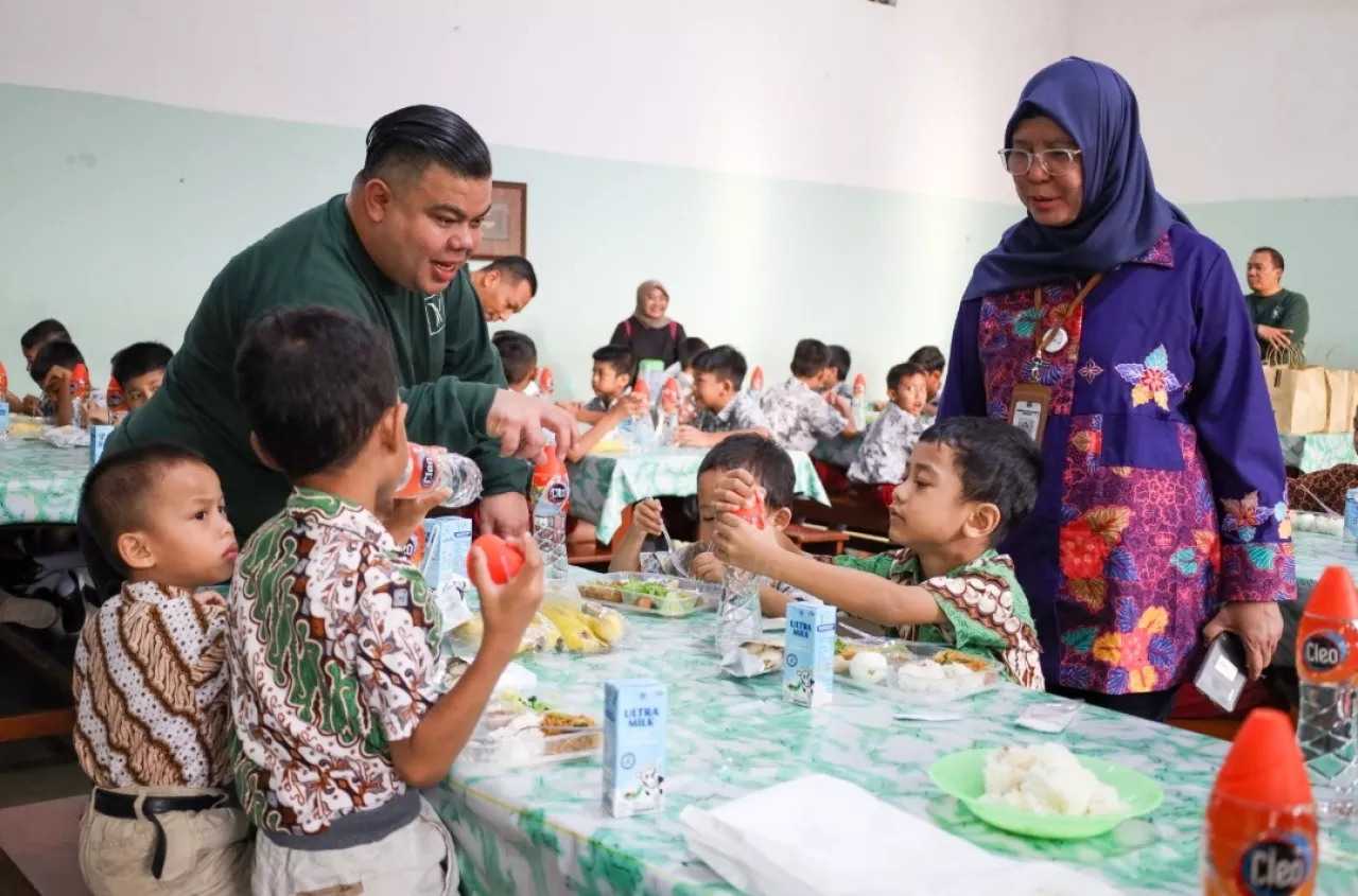 HUT ke-8 Vasa Hotel Surabaya Bagi Makan Bergizi Gratis, Dukung Program Prabowo-Gibran