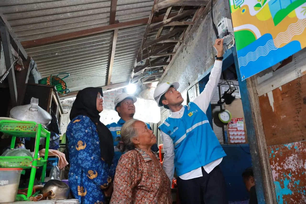 PLN Berbagi Kebahagiaan Sambung Listrik Gratis Warga Tidak Mampu