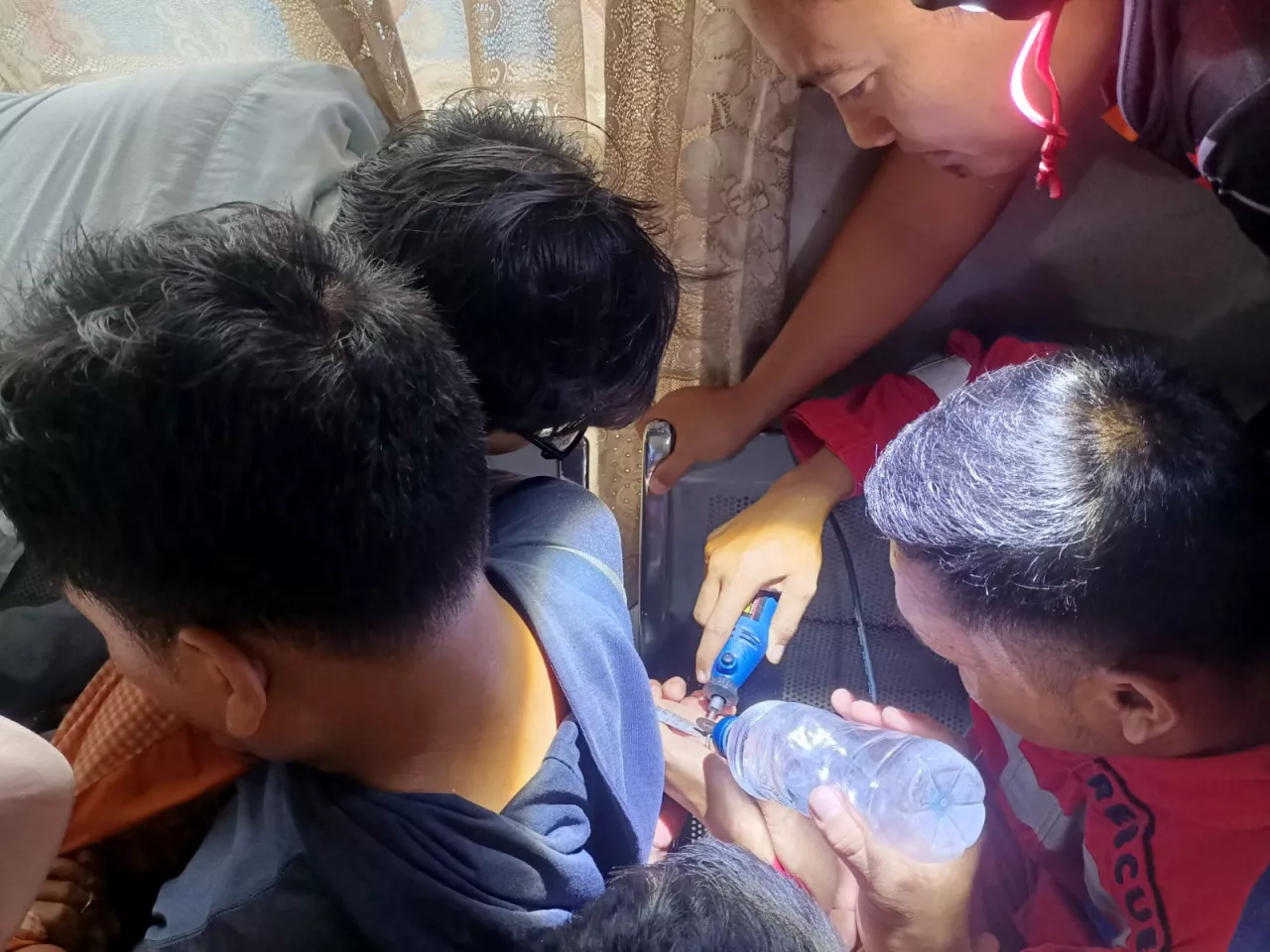 Terjepit Slot Jendela, Jari Remaja Tak Bisa Keluar di Surabaya