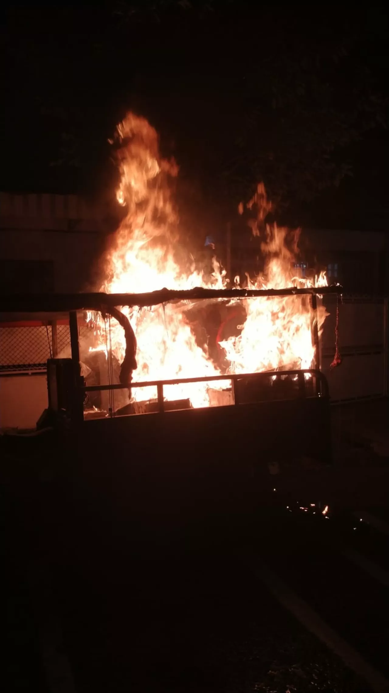 Diduga Kompor Bocor, Tossa Penjual Tahu Bulat Terbakar di Surabaya