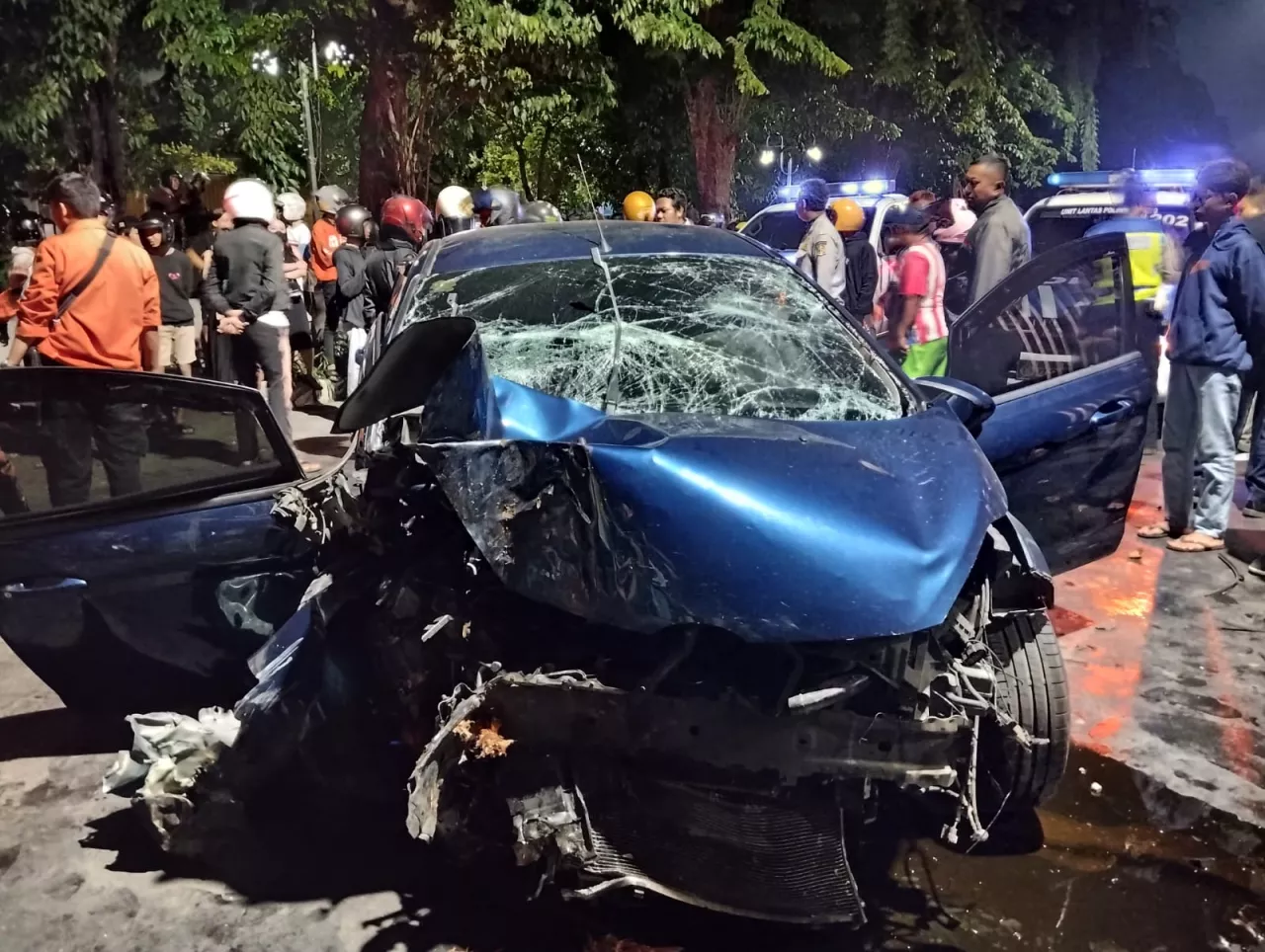 Mobil Tabrak Pengangkut Sampah di Surabaya, Pengemudi Asal Solo Tewas