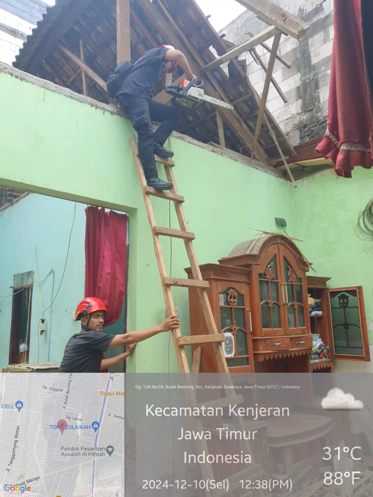 Hujan Deras, Dua Bangunan Roboh dan Banyak Pohon Tumbang di Surabaya