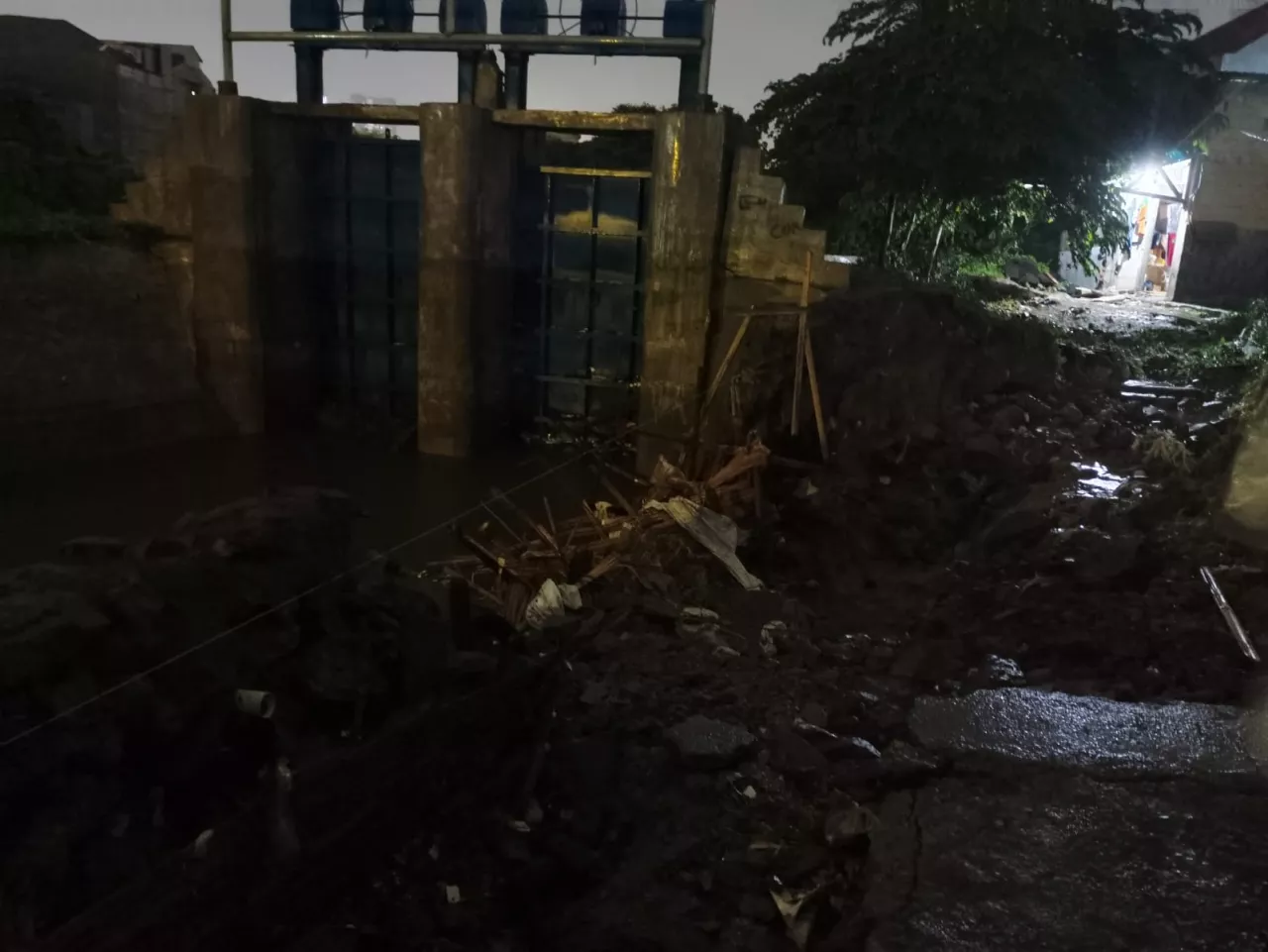 Warga Simo Mulyo Baru Mandiri Bangun Tanggul Darurat, Banjir Cepat Surut