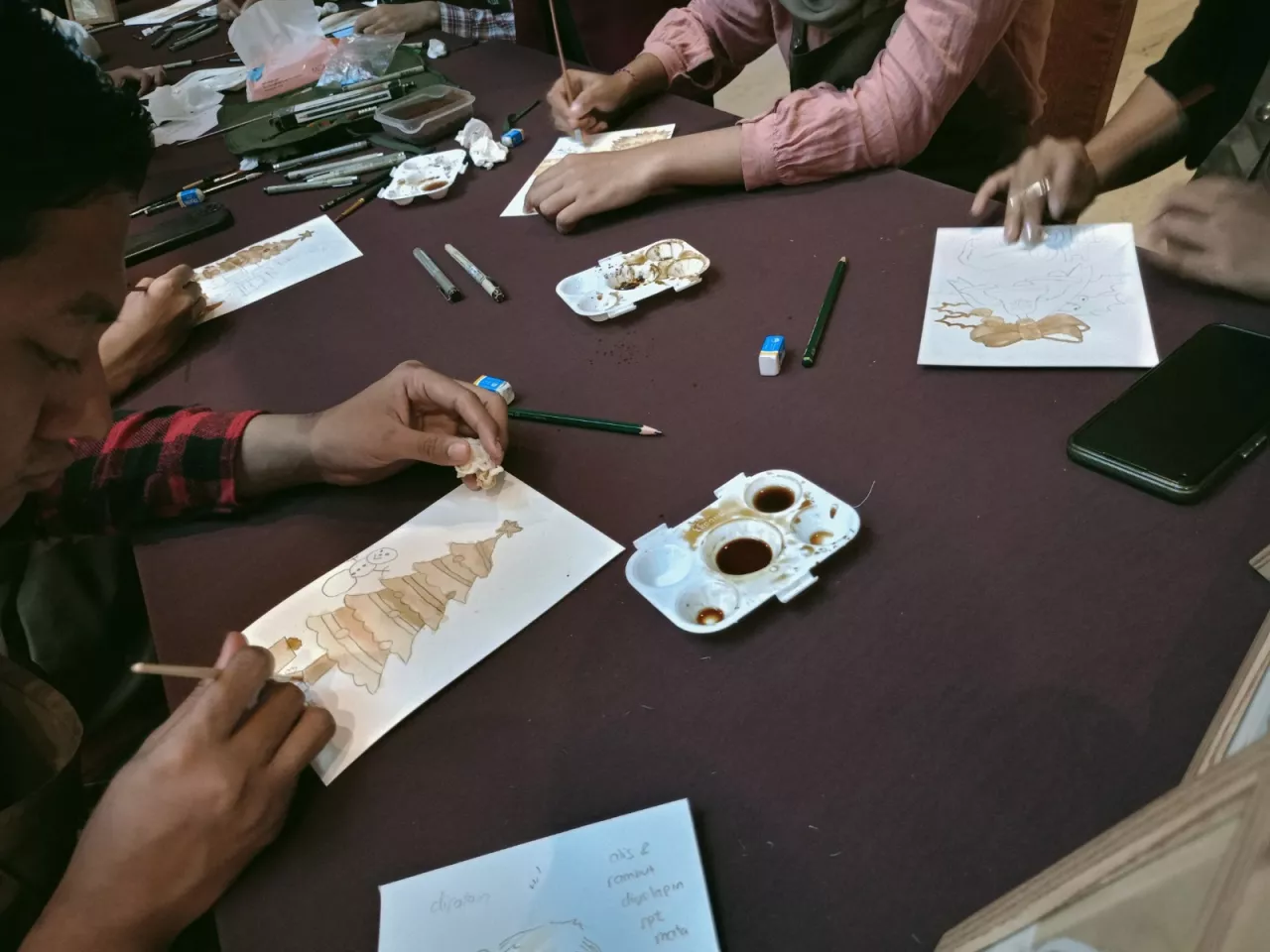 Unik, Barista Tuli Mengubah Ampas Kopi Menjadi Gambar