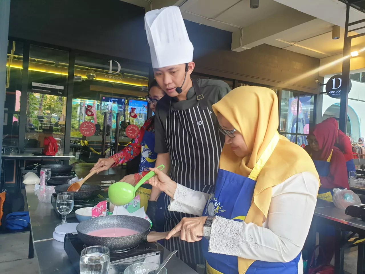 ARTOTEL TS SUITE Surabaya Rayakan Hari Ibu dengan Lomba Kue Tart Puding