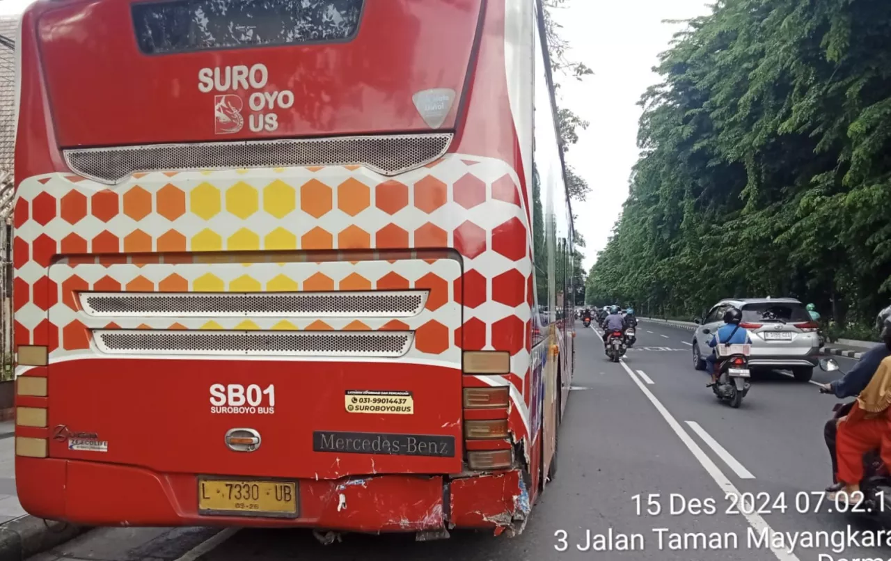 Bus Suroboyo Ditabrak Toyota Calya, Dua Orang Terluka