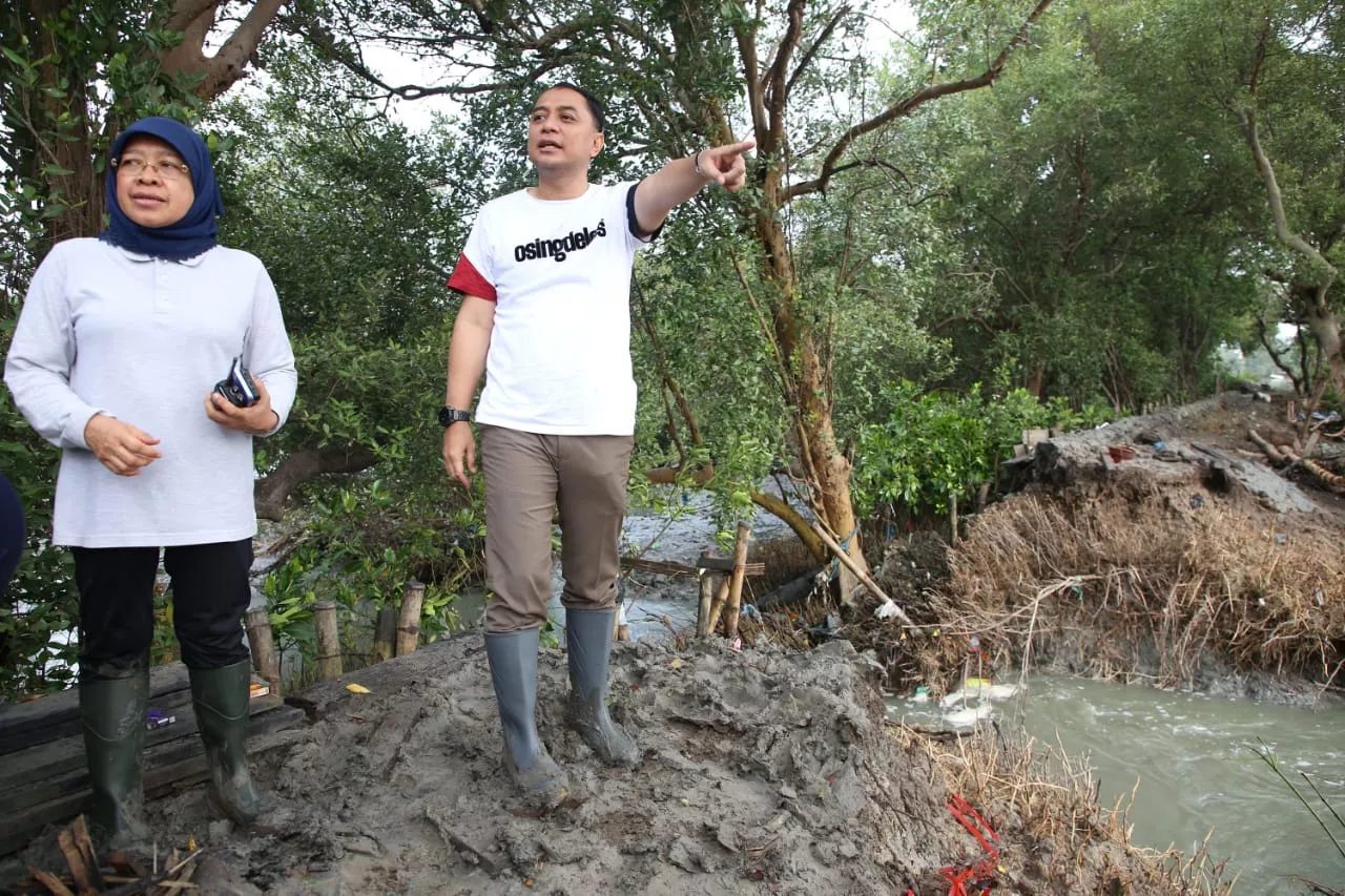 Cegah Rob, Wali Kota Eri Kerja Bakti Tinggikan Tanggul di Greges Timur