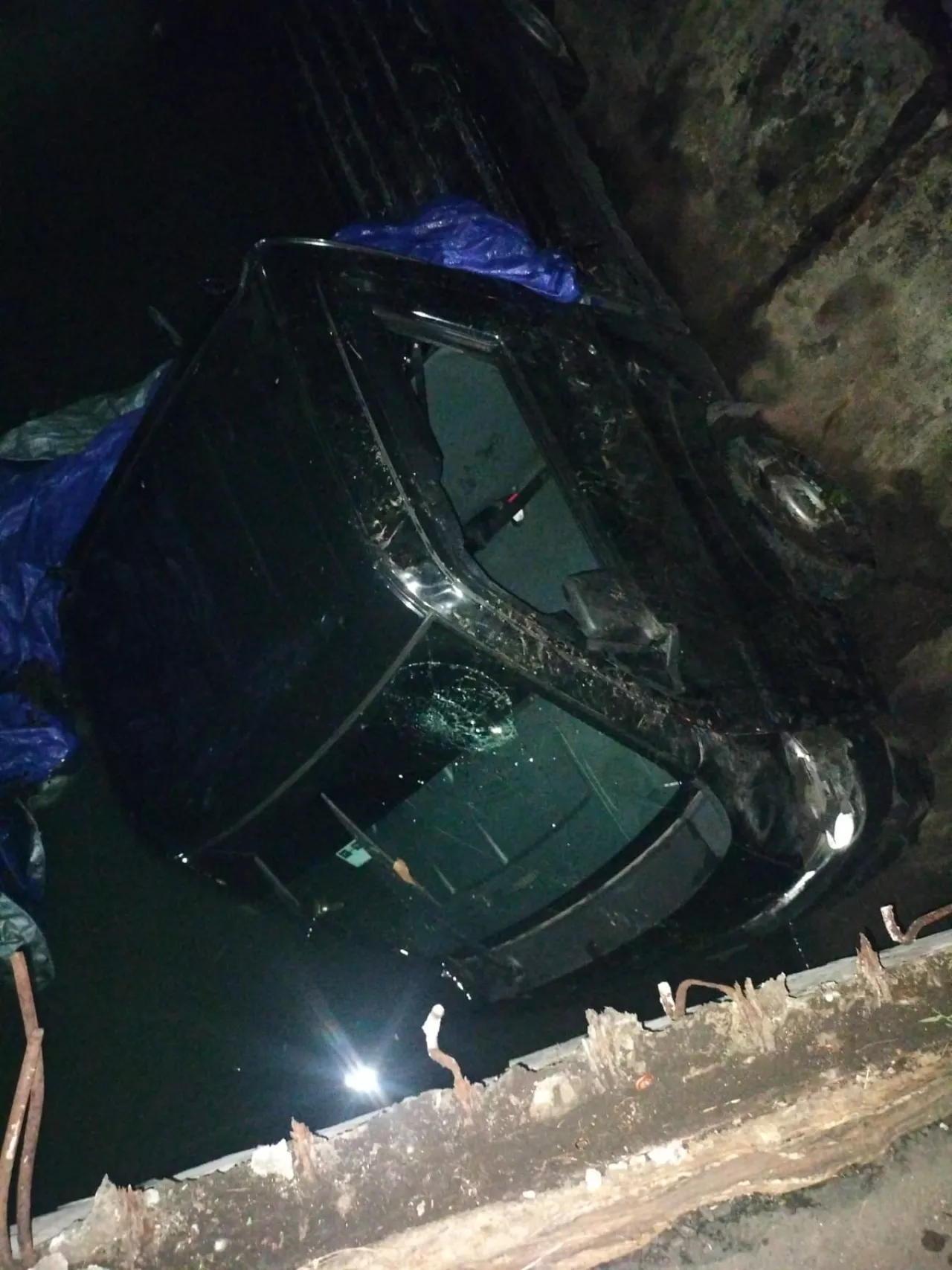 Carry Hitam Terperosok ke Sungai di Surabaya, Pengemudi Selamat