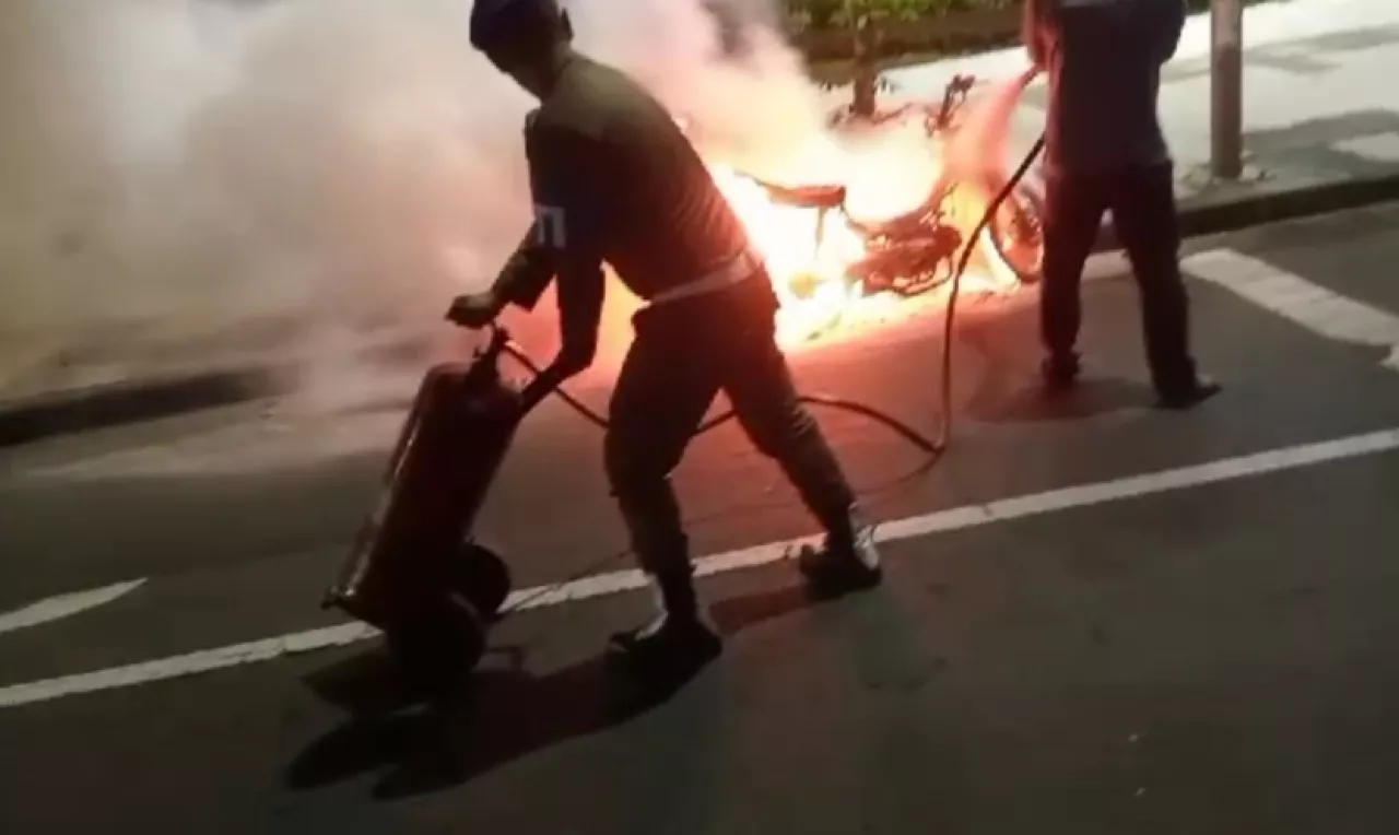Motor Honda Supra Terbakar di Balai Kota Surabaya, Diduga Korsleting Listrik