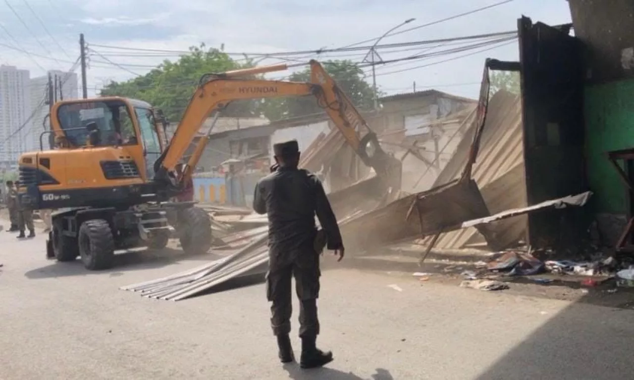 Bikin Macet, Bangunan Liar di Bawah Jembatan Layang Tambak Mayor Surabaya Ditertibkan