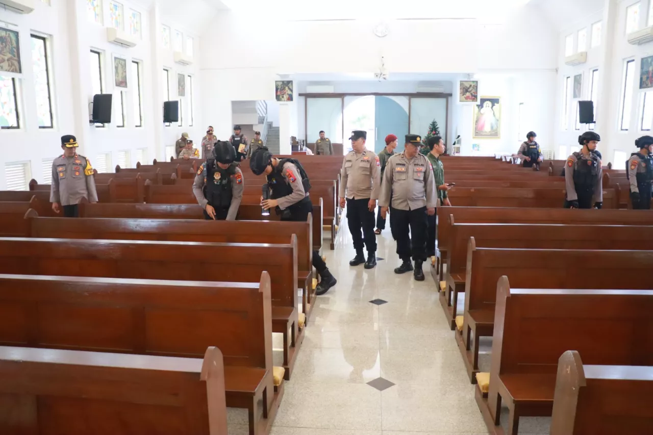 Polda Jatim Sterilisasi Gereja Jelang Natal, Pastikan Keamanan Ibadah Umat Kristiani
