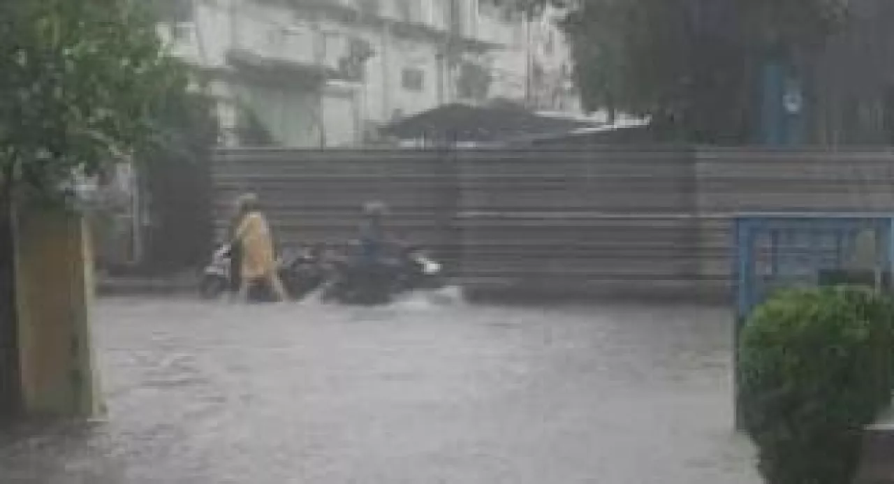Hujan Deras Lumpuhkan Surabaya, Jalan Raya Klampis Terendam Sebetis