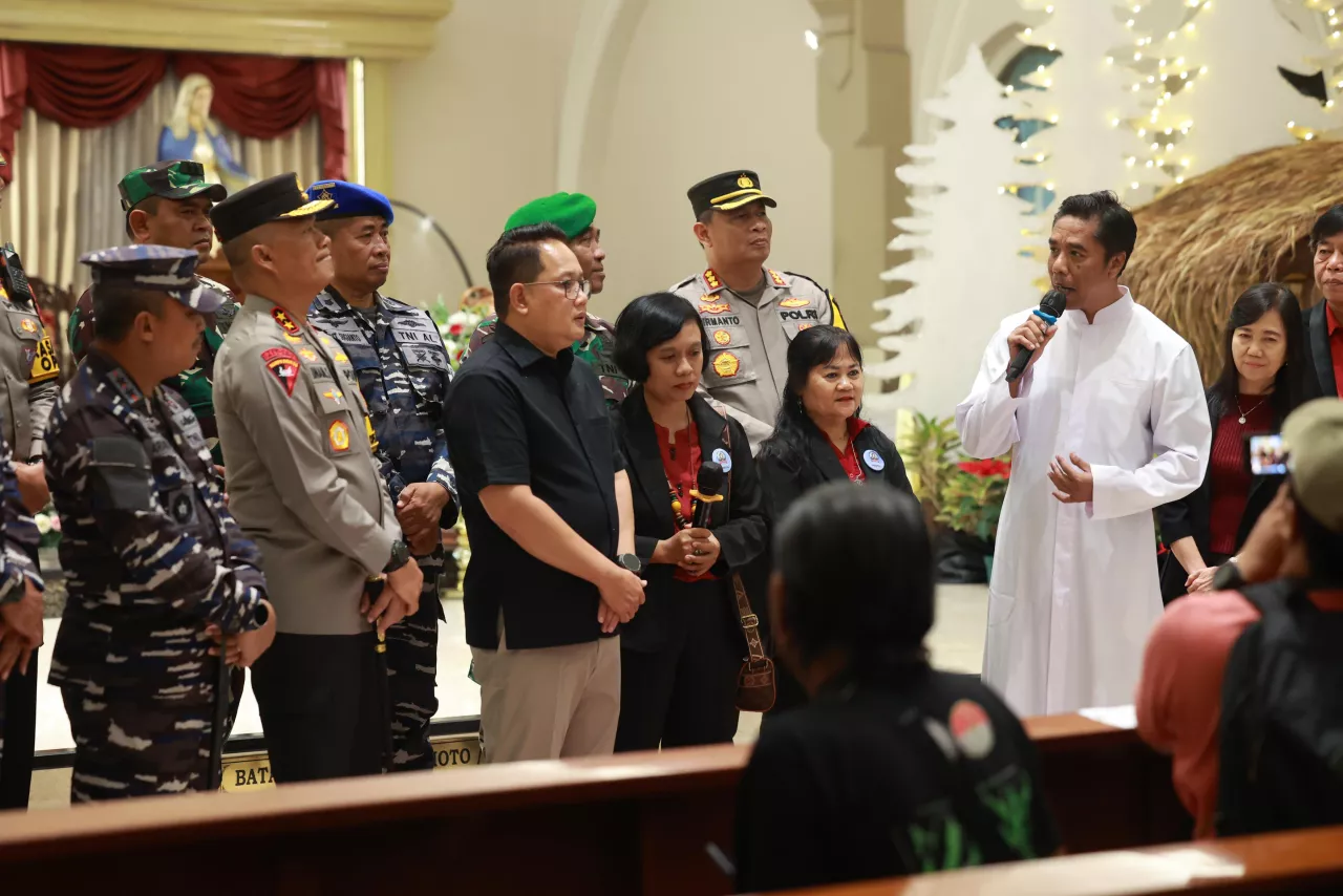 Pastikan Natal Aman, Kapolda Jatim - Forkopimda Kunjungi Sejumlah Gereja