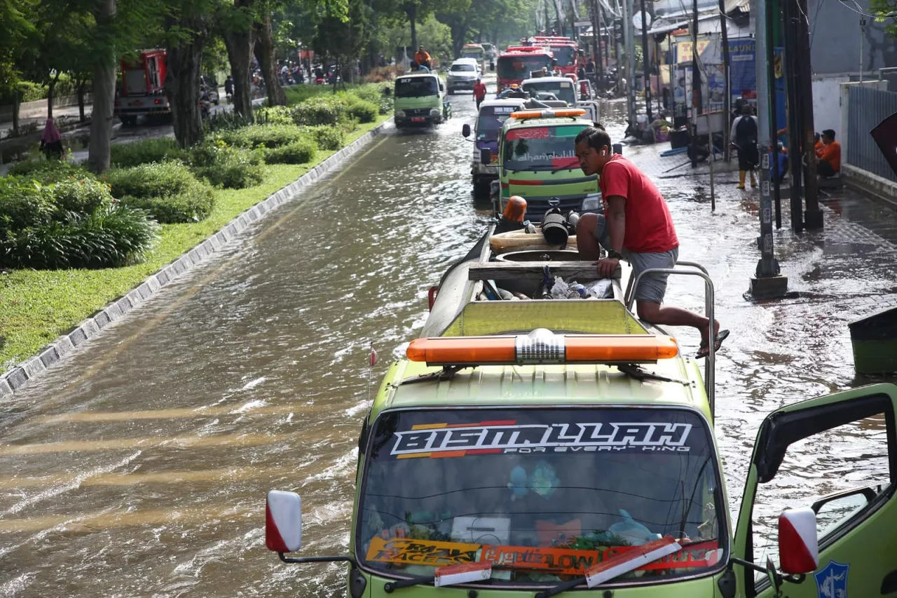Banjir Surabaya Lama Surut, Begini Pernyataan BMKG
