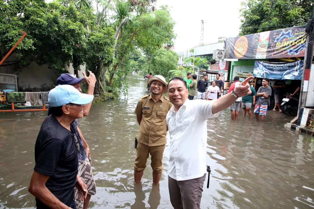 Upaya Surutkan Banjir, Wali Kota Eri Cahyadi Rela Bermalam di Lokasi