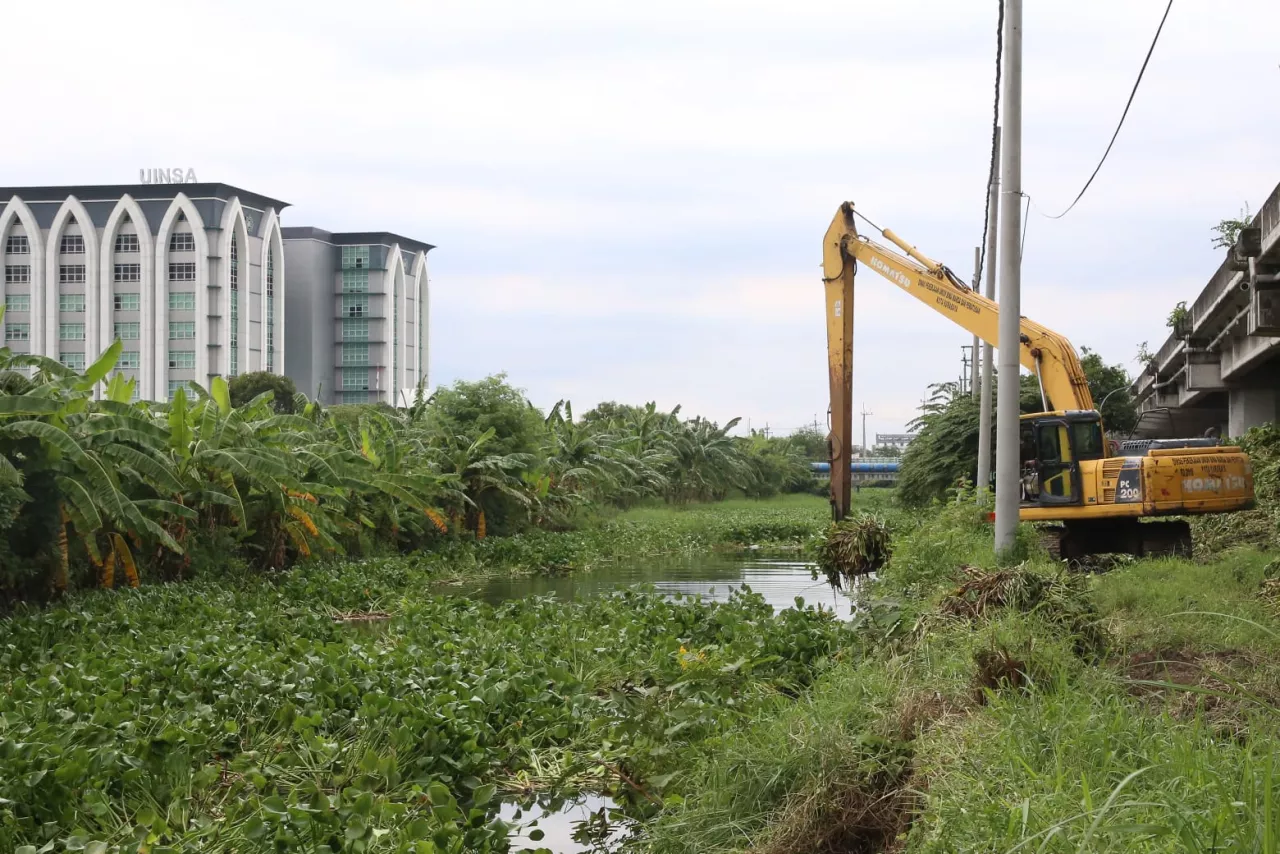 Meski Lintas Kewenangan, Pemkot Bersihkan Kali Sungai Surabaya-Sidoarjo