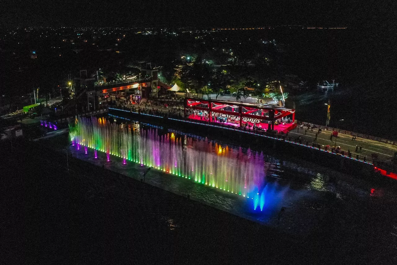 Pesona Laser Air Mancur dan Pesta Kembang Api di Jembatan Suroboyo