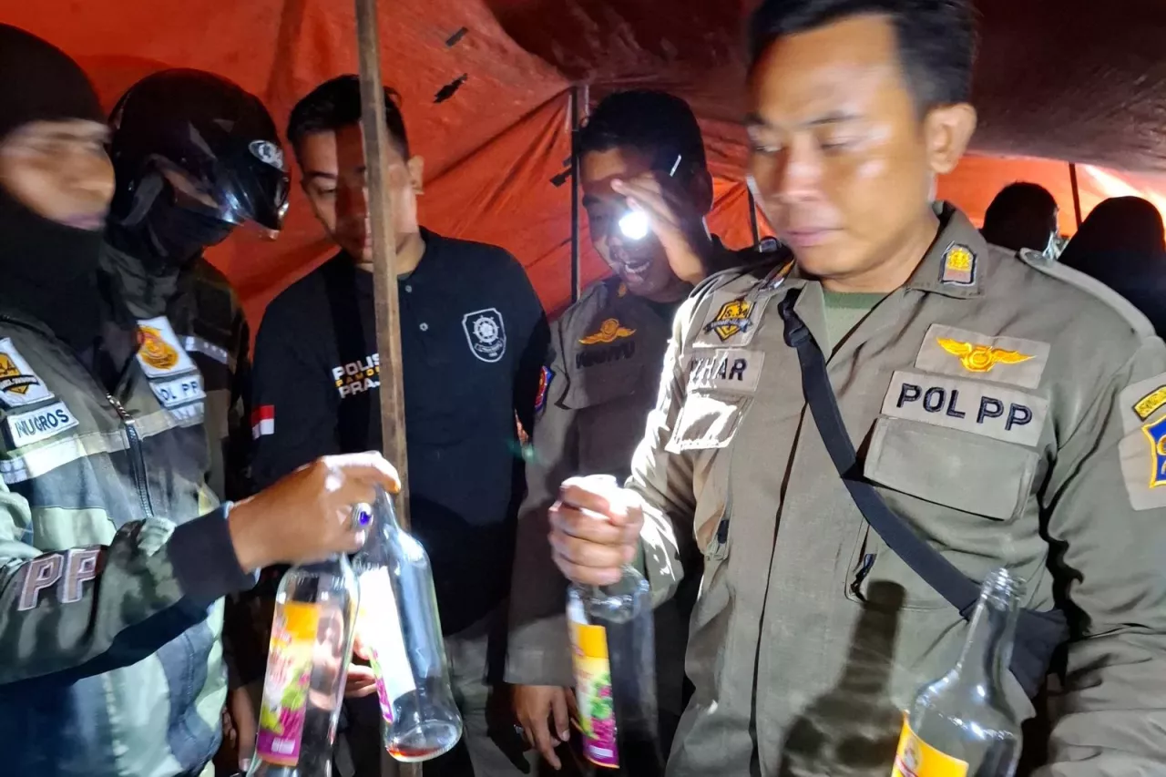 Satpol PP Amankan 11 Muda-mudi Pesta Miras di Bawah Jembatan Suramadu