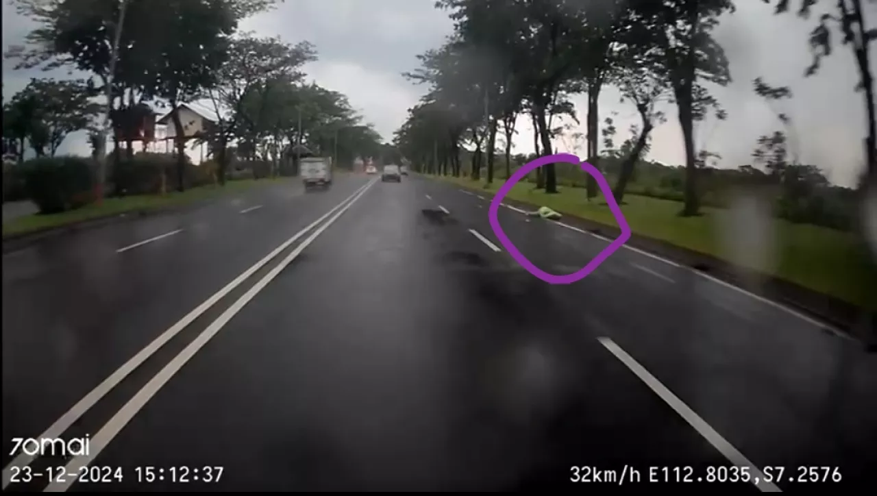 Ngeri! Begini Mercy Hitam Tabrak Pesepeda Angin di Surabaya hingga Kecelakaan Beruntun Parah