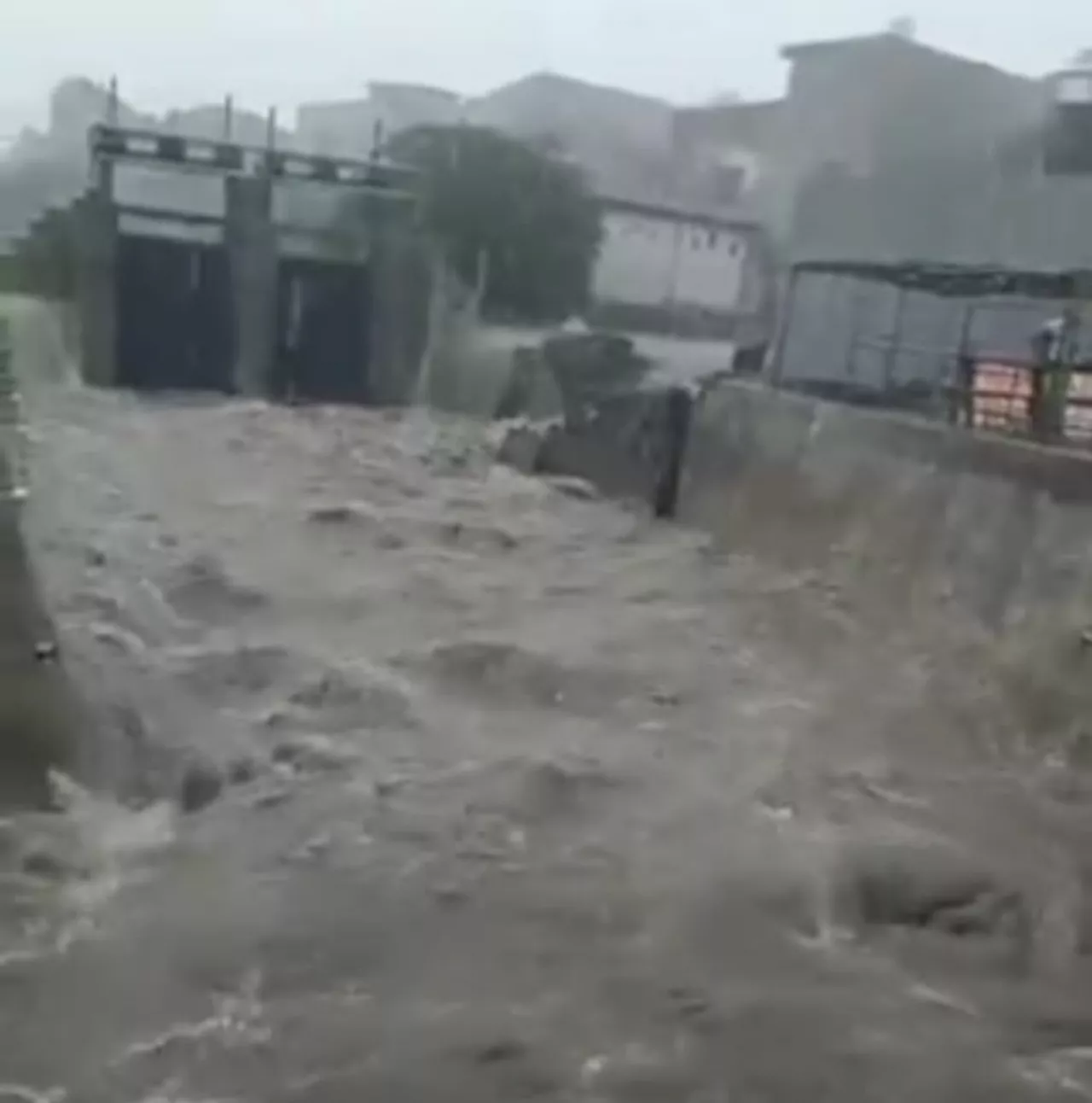 Pelengsengan Sungai Simo Hilir Jebol Akibat Luapan Air Bozem