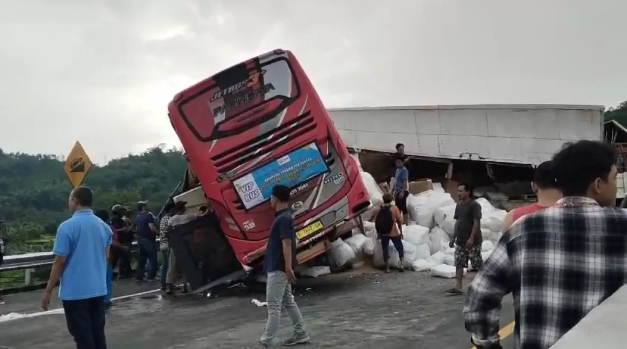 Bus Rombongan Pelajar SMP Tabrak Truk Kontainer di Tol Pandaan, 4 Orang Tewas