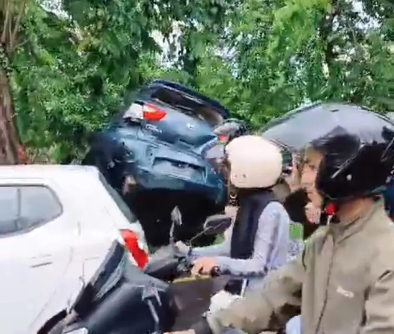 Tabrak Pesepeda Angin dan Kabur, Mercy Hitam Sebabkan Kecelakaan Beruntun Parah