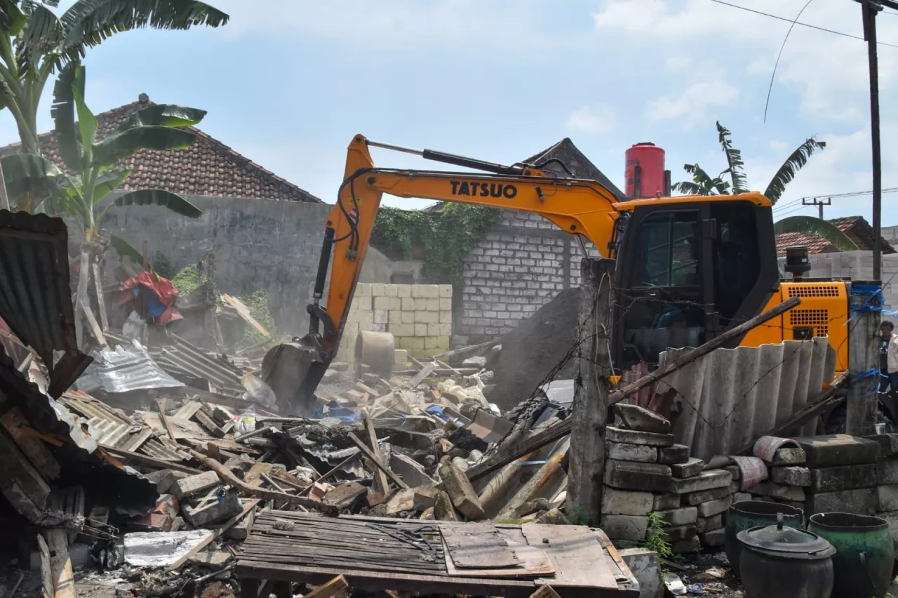 Gunakan Aset Pemkot Tanpa Izin, Puluhan Bangunan Liar di Kenjeran Digusur