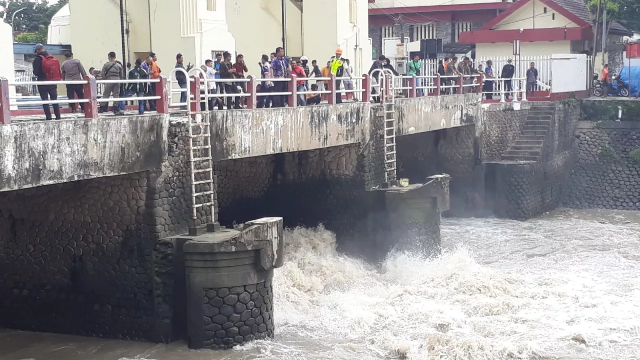 Pencarian Korban Tenggelam di Sungai Jagir Surabaya Berlanjut, Arus Deras Jadi Hambatan