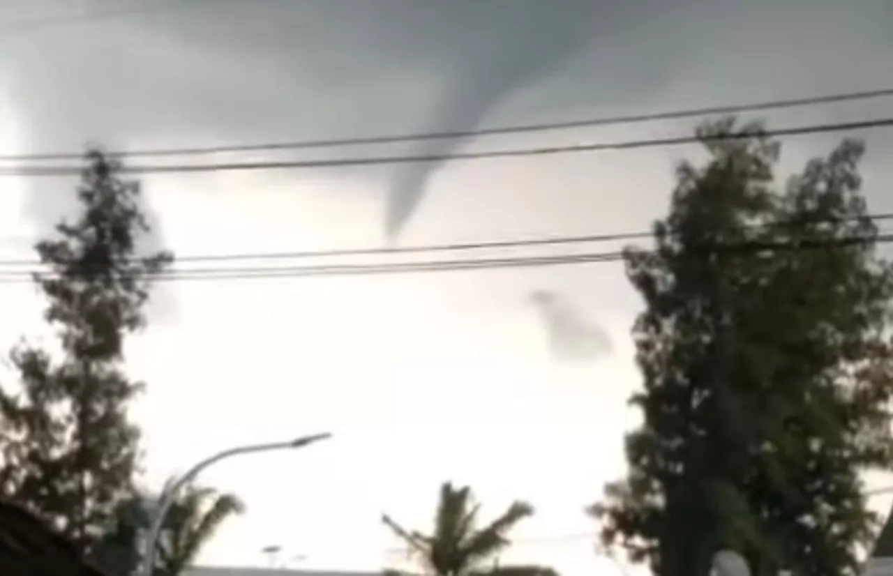 Angin Puting Beliung Terjang Kawasan Wiyung Surabaya, Begini Kondisinya