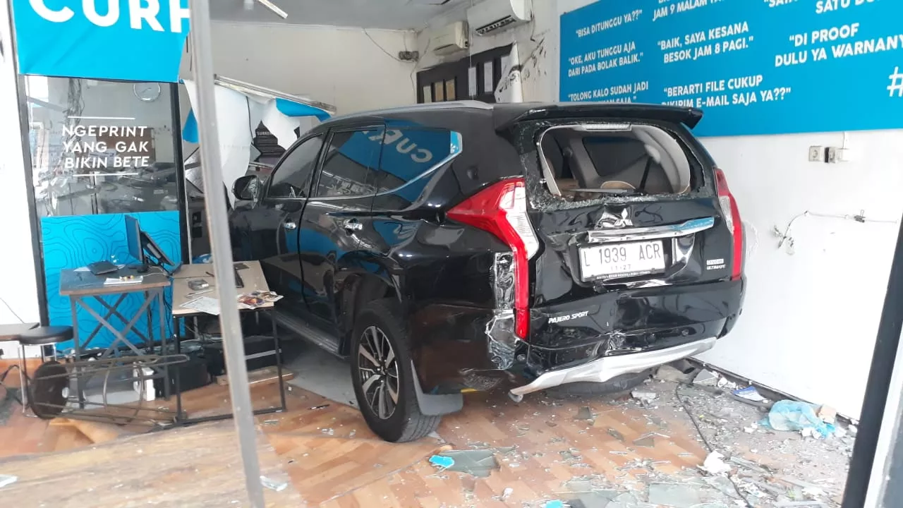 Kecelakaan Tunggal, Pajero Hitam Hantam Kantor Percetakan di Surabaya