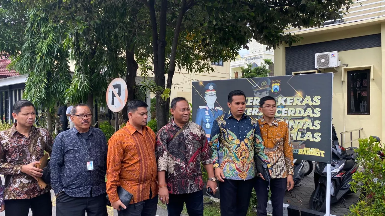 Dituding Sembunyikan Wanita di Meja, Camat Asemrowo Lapor ke Polda Jatim