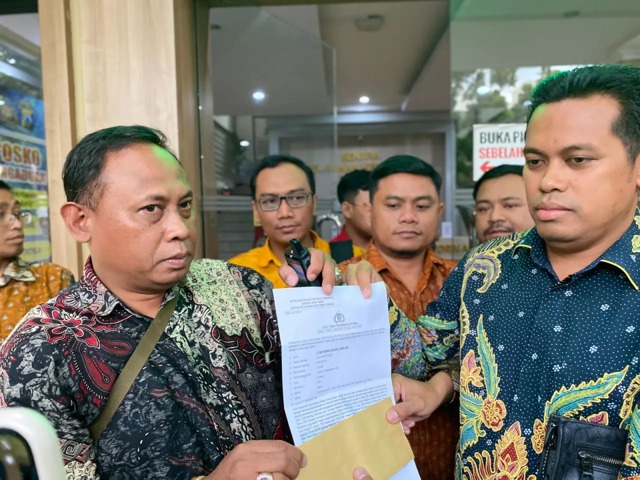 Butut Sebar Video Wanita di Bawah Meja Camat Asemrowo, Satu Orang Terancam Dibui