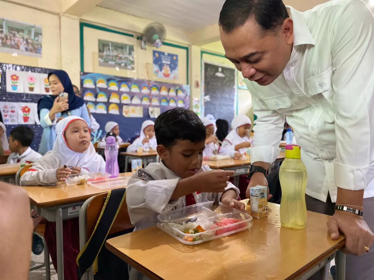 Makan Bergizi Gratis Pakai Wadah Plastik, Evaluasi Wali Kota Eri: Ganti Stainless