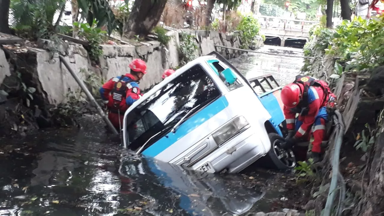 Sopir Ngantuk, Pikap Terperosok ke Sungai di Jalan Raya Manyar