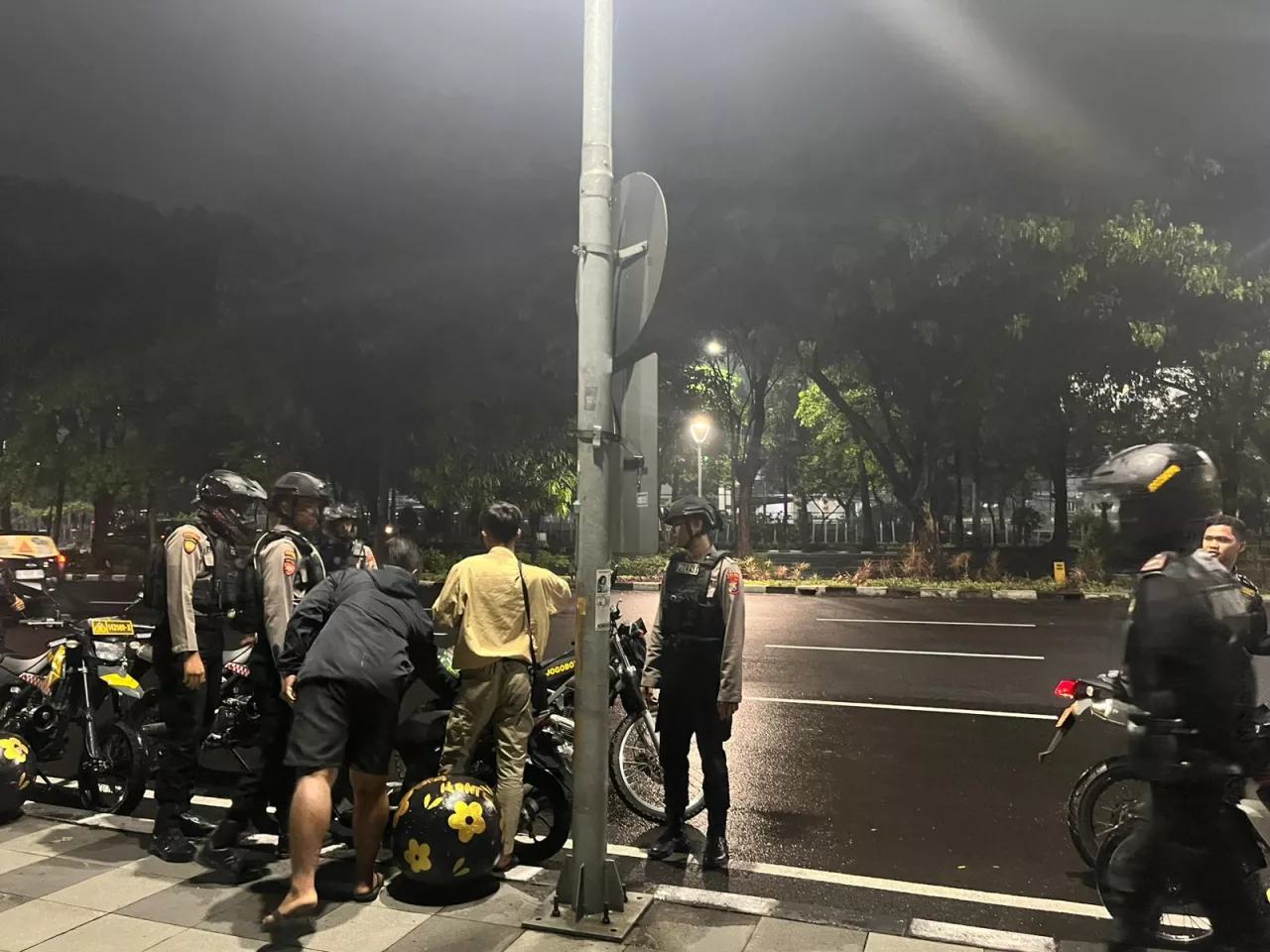 Polisi Amankan Lima Pemuda Perguruan Silat di Jalan Ahmad Yani Surabaya