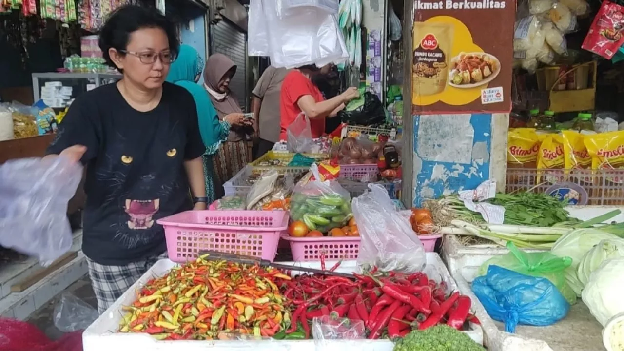Harga Cabai Tak Kunjung Turun, Pedagang dan Konsumen di Surabaya Terbebani