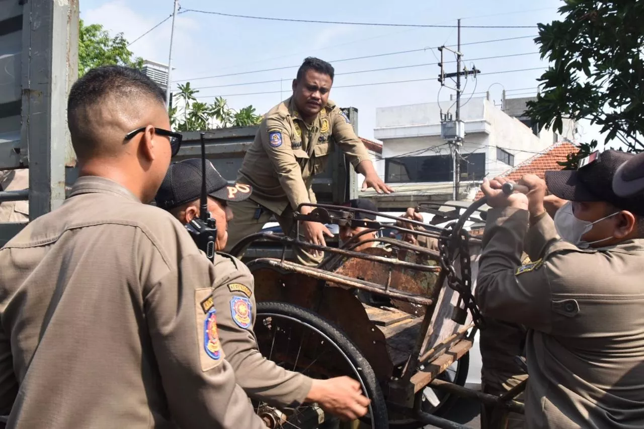 Satpol PP Surabaya Gusur PKL di Pedestrian Jalan Kenjeran hingga Ngaglik