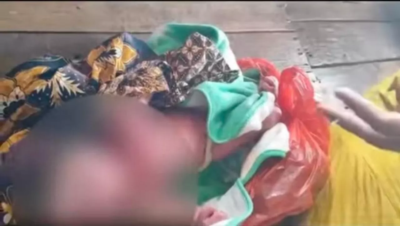 Geger, Bayi Laki-laki Dibungkus Kresek Ditemukan di TPS Gunung Anyar