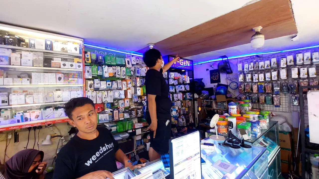 Perampok Jebol Plafon Konter HP di Tambaksari Surabaya
